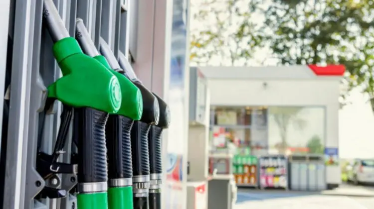 Îți vine să plângi! Motorina se scumpește cu 49 de bani. Cât costă benzina