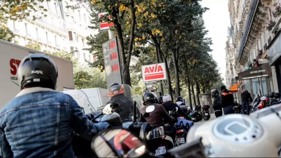 Criza a pus stăpânire pe benzinăriile din Franța. Șoferii sunt disperați, iar carburanții – de negăsit