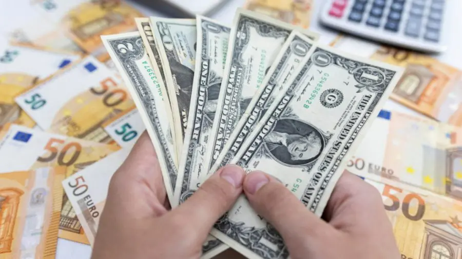 CURS VALUTAR 28 octombrie: Euro își menține poziția. Ce se întâmplă cu dolarul