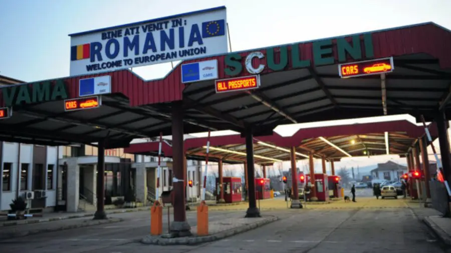 Un pasager cu permis falsificat și un șofer beat: Ce alte nereguli au depistat vameșii de la PTF Sculeni