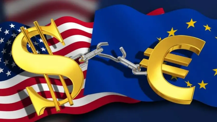 CURS VALUTAR: Grăbiți-vă să schimbați euro! Astăzi moneda europeană valorează mai mult decât dolarul