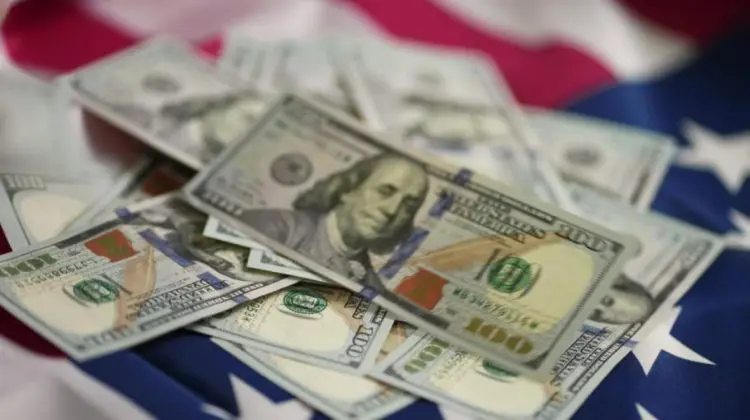 CURS VALUTAR 5 octombrie: Cât valorează azi euro și dolarul