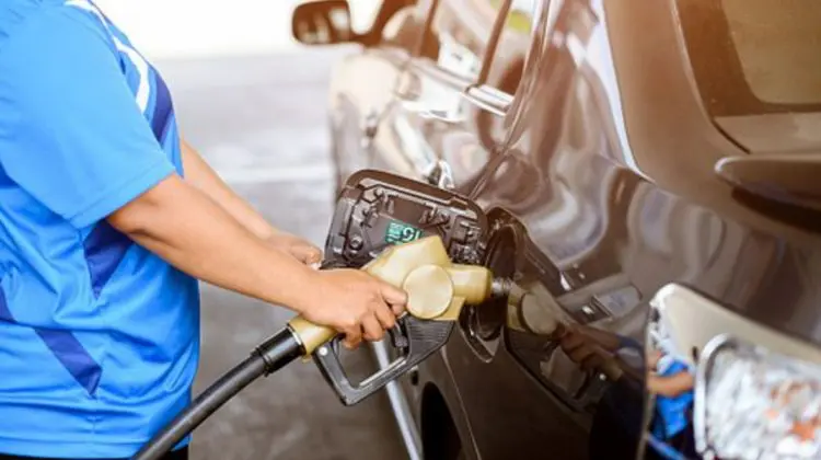 De Hramul Chișinăului, ANRE îi „felicită” pe șoferi cu noi scumpiri! Cât costă azi carburanții