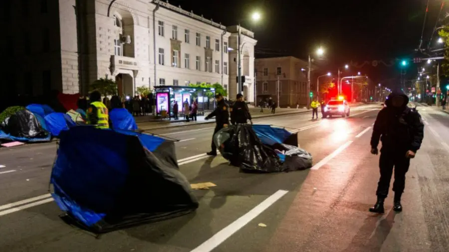 FOTO În timpul nopții, poliția a distrus orășelul de corturi, iar protestatarii au fost alungați