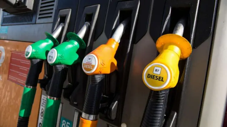 Veste bună pentru șoferi! Benzina se ieftinește. Află cât costă motorina