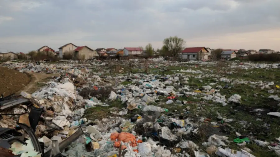 Deșeurile sufocă un județ din România. Autoritățile au declarat stare de urgență