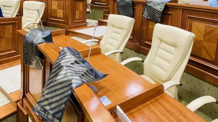 FOTO „Kulioake” negre în Parlament la masa deputaților Partidului Șor. Cine le-a făcut „cadourile” celor din opoziție?