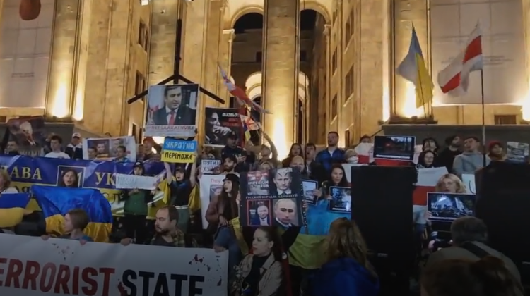 VIDEO emoționant din Tbilisi! Sute de persoane au ieșit în stradă pentru a protesta împotriva războiului din Ucraina