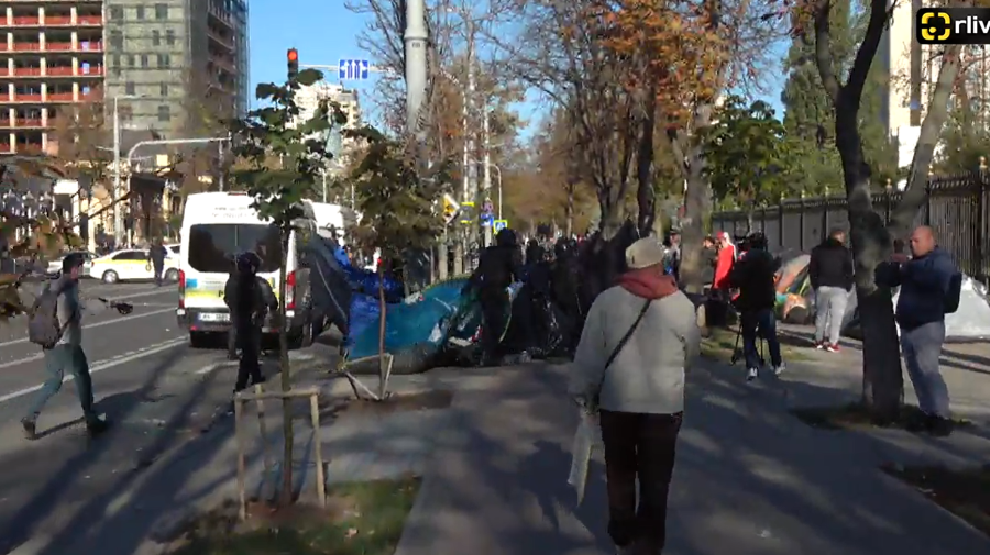 VIDEO Poliția a intervenit în forță la deblocarea bd. Ștefan cel Mare. Corturile și protestatarii, luați pe sus