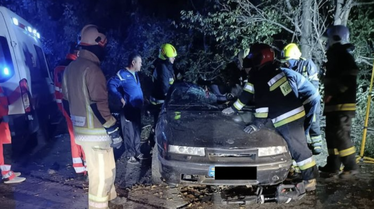VIDEO Accident de coșmar în Capitală! O persoană a decedat, după ce mașina s-a tamponat într-un copac