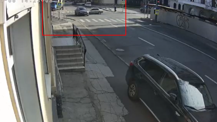 VIDEO Două mașini – avariate în Centrul Capitalei. Momentul impactului