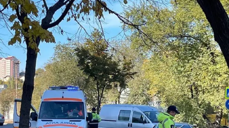 VIDEO Grav accident în Capitală! O mașină a intrat cu viteză într-un stâlp! Sunt răniți