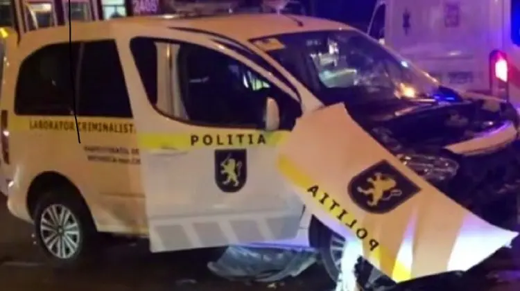 Accident nocturn în Capitală: O mașină de poliție, făcută zob