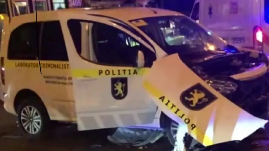 Accident nocturn în Capitală: O mașină de poliție, făcută zob