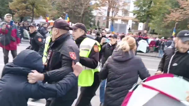 VIDEO Altercație dintre Poliție și manifestanți. Protestatarii de la Președinție au încercat iar să blocheze drumul
