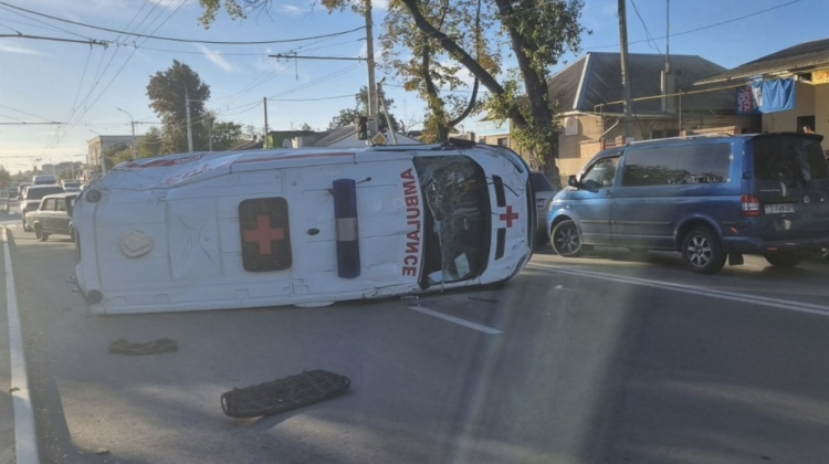 FOTO, VIDEO O ambulanță s-a răsturnat, la Tiraspol. Pompierii – prezenți la fața locului
