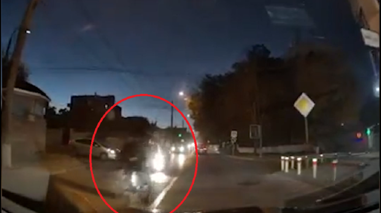 VIDEO Manevra unui biciclist din Capitală, care a pus în pericol viața mai multor oameni