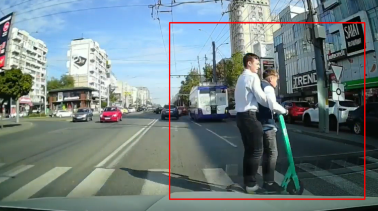 VIDEO La un pas de tragedie! Doi copii, care se plimbau cu trotineta, au ajuns sub roțile unei mașini