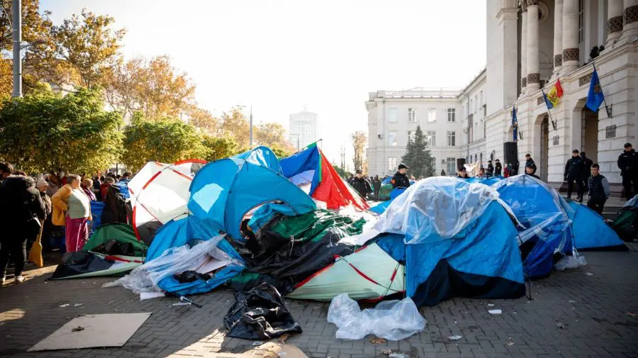 Partidul „ȘOR” acuză poliția de noi abuzuri! Din „Orășelul schimbării” au fost ridicate zeci de corturi
