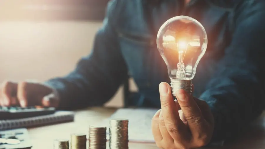 Experți: Consumatorul deocamdată nu simte financiar prețul real al energiei. Îl vom vedea în facturi puțin mai târziu