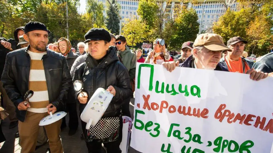 Flashmob la Președinție: Ei s-au îngrădit cu garduri de fier, iar poporul îndură foame
