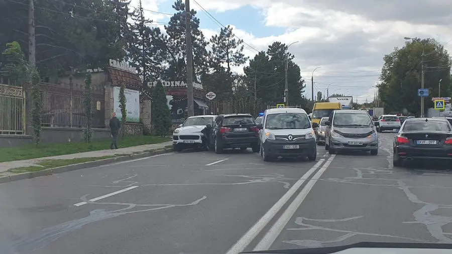 VIDEO Impact frontal în sectorul Botanica. Au fost implicate cel puțin două automobile