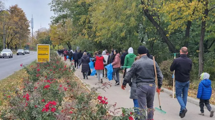 FOTO În mănuși, cu saci și greble prin toate sectoarele! Sunt sute. Campania pornită de Primăria Chișinău