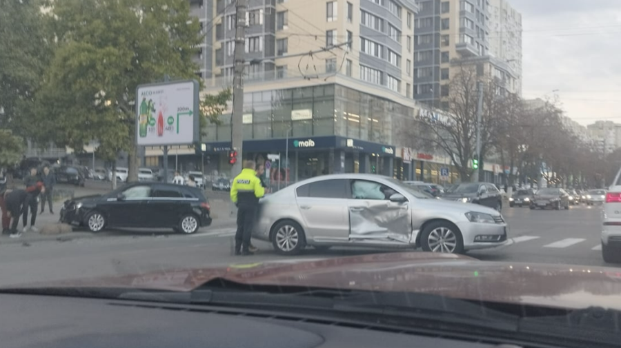 VIDEO Graba strică treaba! Momentul în care un șofer dorește să întoarcă într-o intersecție, dar este lovit