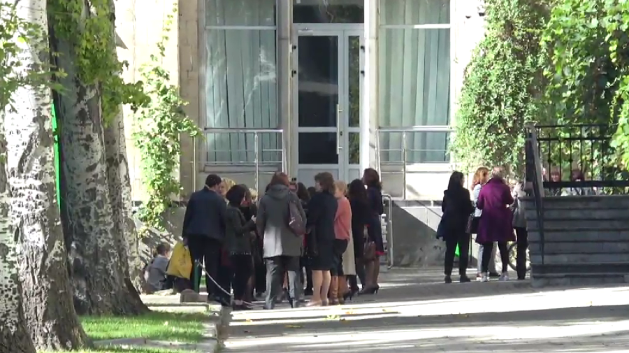 LIVE din fața Guvernului după izbucnirea incendiului: Angajații au fost evacuați