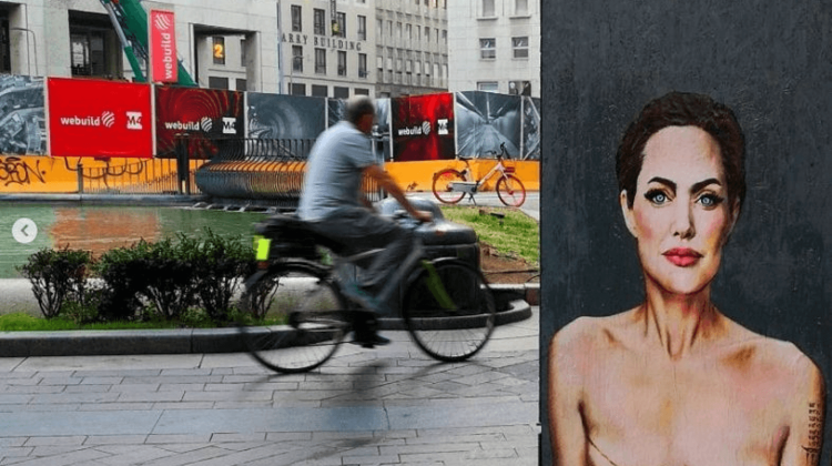 O pictură murală ce o înfăţişează pe Angelia Jolie cu cicatrici în urma mastectomiei a apărut într-o piaţă din Milano