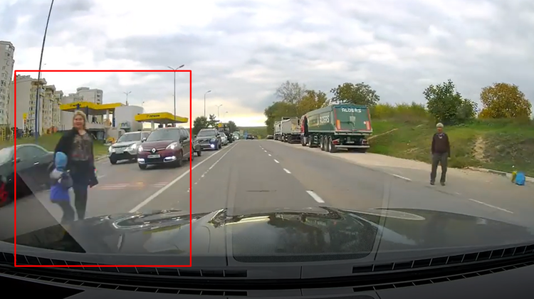 VIDEO Rămâi perplex! Momentul în care mama și copilul sunt la un pas să ajungă sub roțile unui automobil
