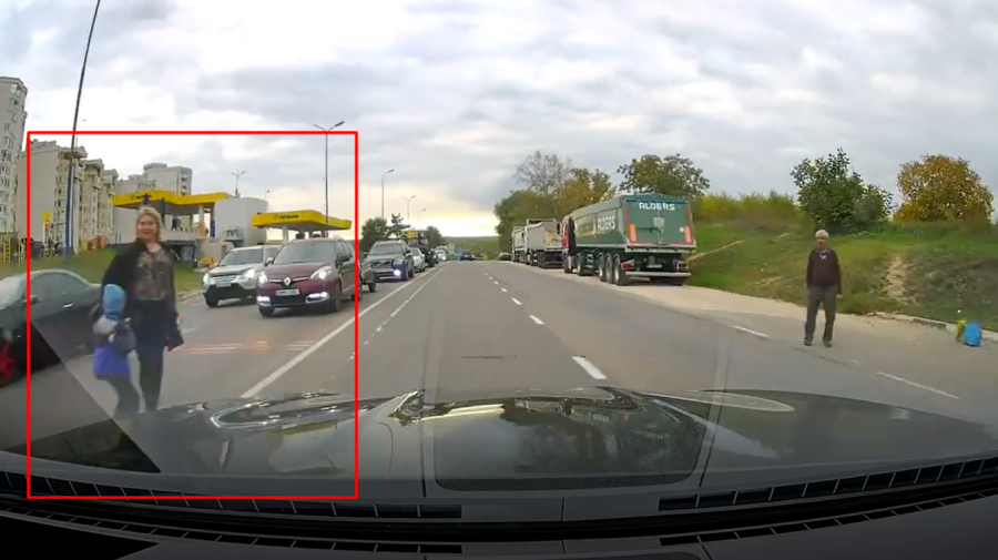 VIDEO Rămâi perplex! Momentul în care mama și copilul sunt la un pas să ajungă sub roțile unui automobil