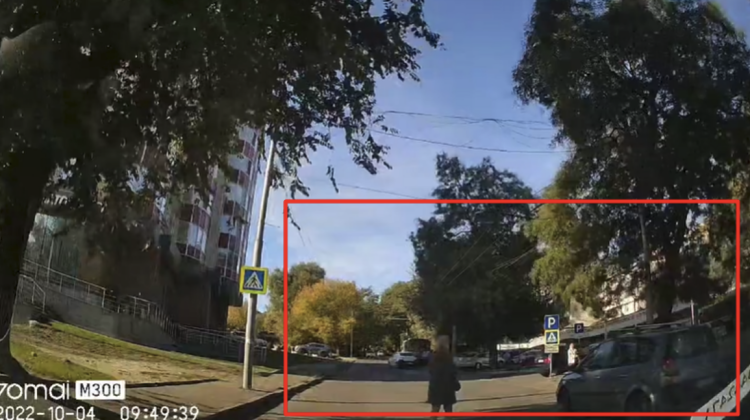 VIDEO Ți se oprește răsuflarea! Momentul în care un pieton este la un pas să ajungă sub roțile unei mașini