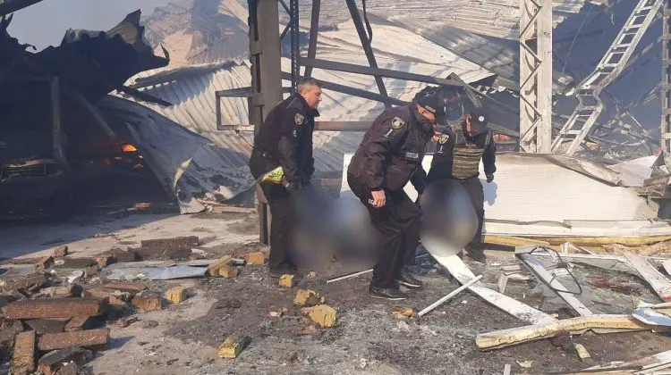 Cel puțin 11 oameni au decedat, iar 64 au fost răniți după atacurile din Ucraina. În Kiev răsună din nou sirenele