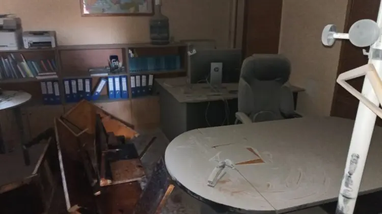 FOTO, VIDEO S-a jucat cineva cu focul? Mai multe mașini ale pompierilor, în fața Guvernului. Arde un birou
