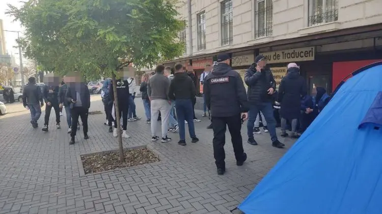 Poliţia: Mai mulţi tineri au venit la protestul de la Procuratură, revoltaţi că nu au primit bani