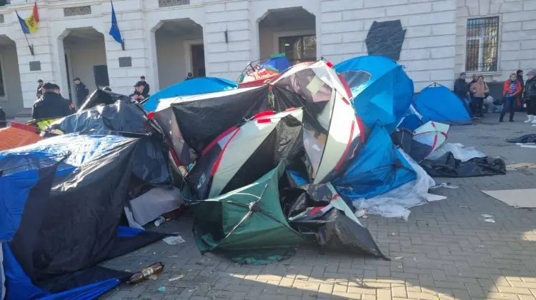 FOTO, VIDEO Unul dintre reprezentanții protestatarilor a fost reținut. Poliția explică de ce a ridicat corturile