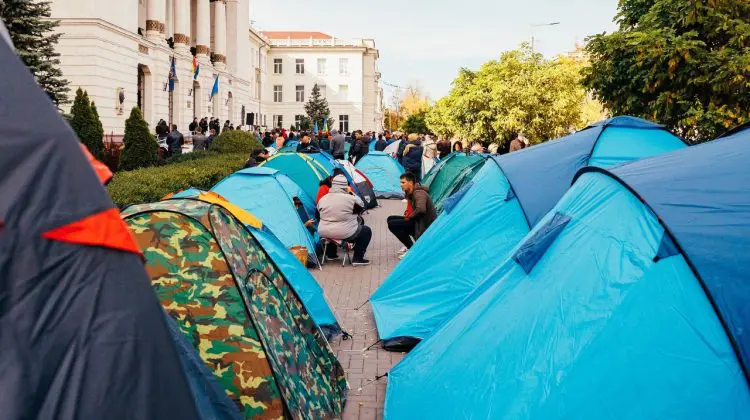 VIDEO cu o protestatară în stare de ebrietate, care scuipă în față polițiștilor. Ce incidente s-au mai raportat?
