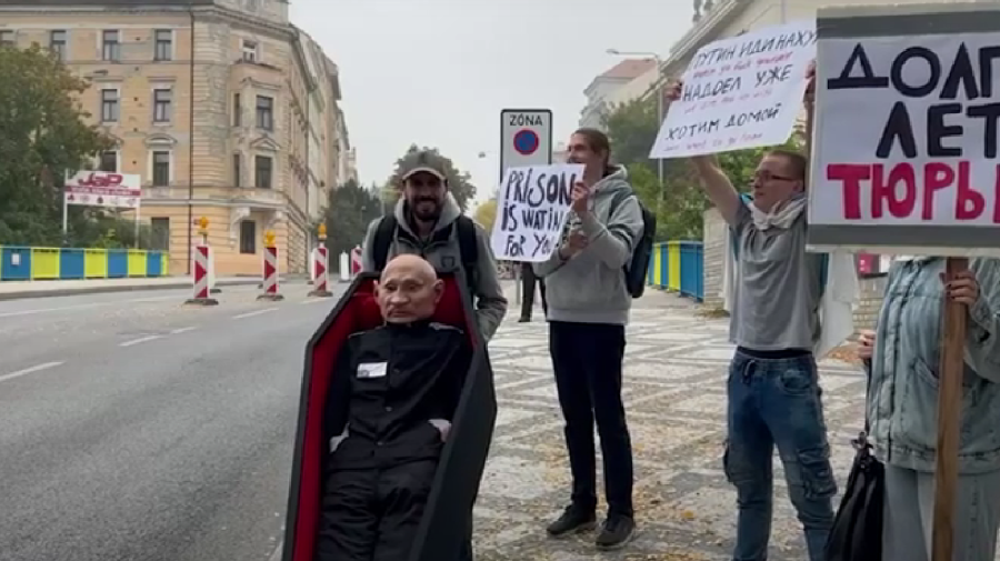 VIDEO Sicriul lui Putin, adus la ambasada rusă de la Praga. Activiștii i-au urat „mulți ani de închisoare”