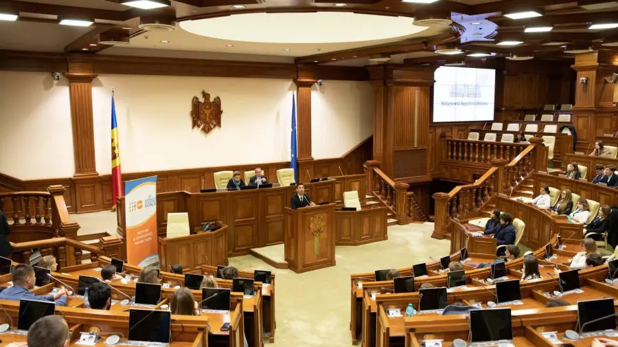 Circa 60 de tineri, în rol de delegați. Vor aborda probleme globale în cadrul Programului Moldova Model United Nations