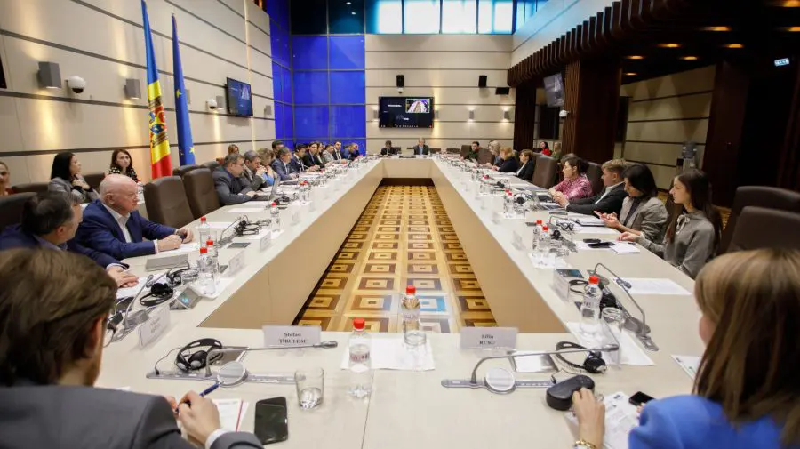 „Triunghi pentru Democrație”. Parlamentul, societatea civilă și presa își unesc forța pentru a combate dezinformarea