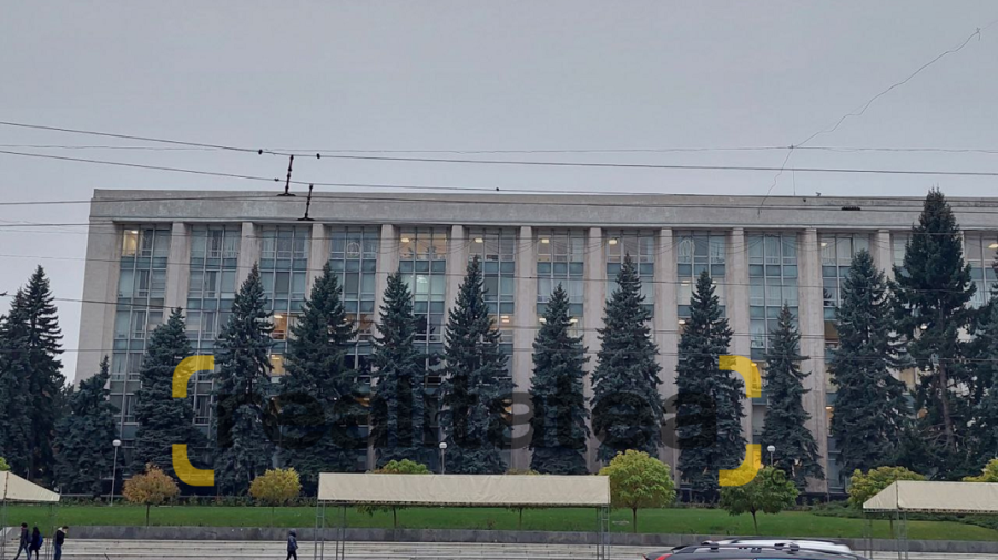 Schimbările în Guvern nu se fac pe întuneric? În plină zi, lumina arde în mai multe birouri