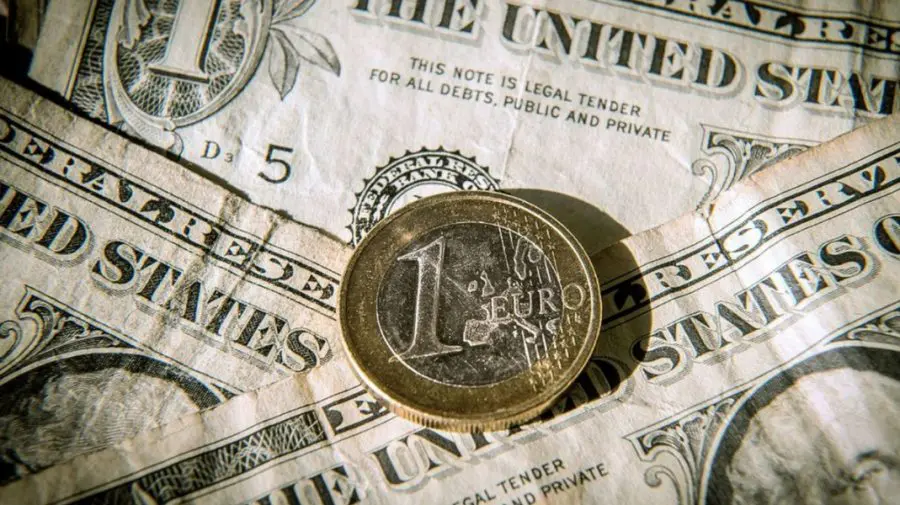 CURS VALUTAR 2 noiembrie: Moneda europeană bate pasul pe loc. Cât valorează azi dolarul