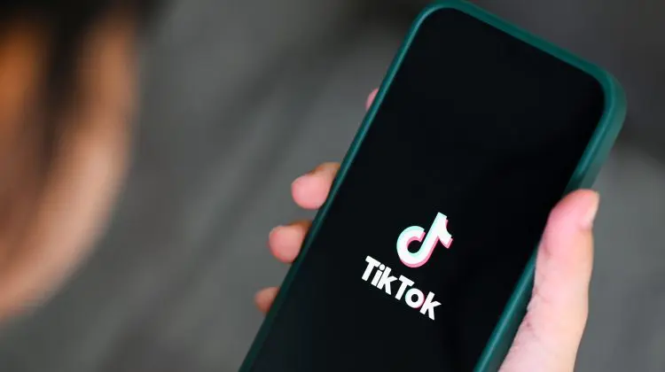 TikTok, sub lupa FBI. Rețeua de socializare ar fi spionat jurnaliști americani