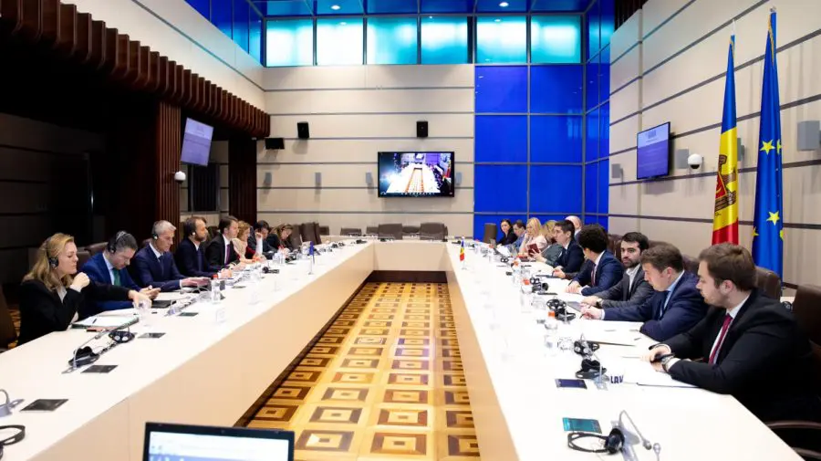Rezoluția CPA RM-UE: Aderarea la UE, eliminarea tarifelor la rooming. Mureșan: Ce oferim Ucrainei, trebuie și Moldovei