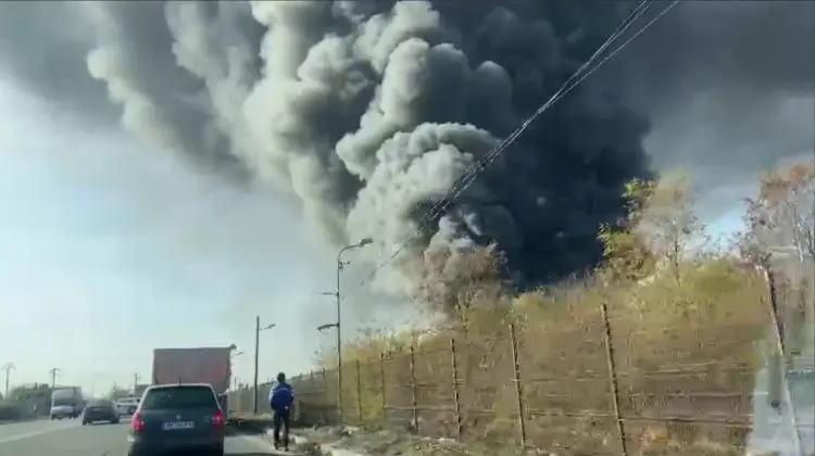 FOTO, VIDEO Catastrofă ecologică lângă București! Arde un centru de colectare și reciclare a deșeurilor