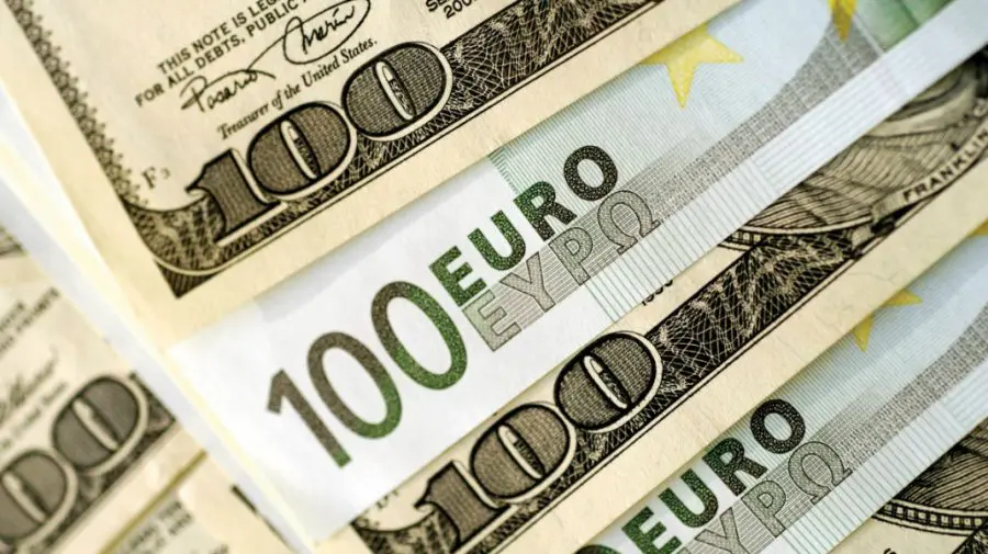 CURS VALUTAR 8 noiembrie: Euro se scumpește cu 37 de bani. Cât valorează azi dolarul
