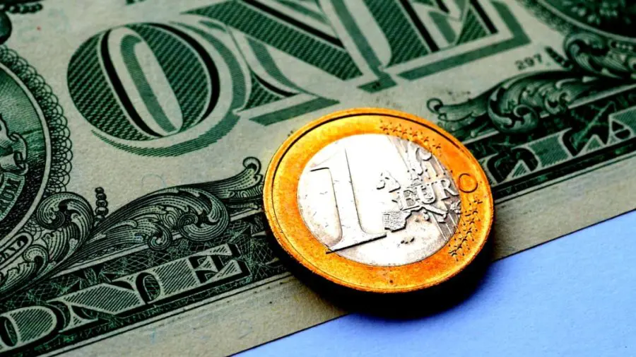 CURS VALUTAR 11 noiembrie: Euro se prăbușește din nou! Cedează și dolarul