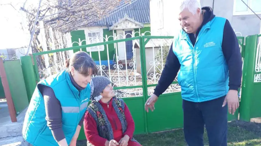 FOTO O familie de lucrători sociali ajută bătrânii de la Racovăț