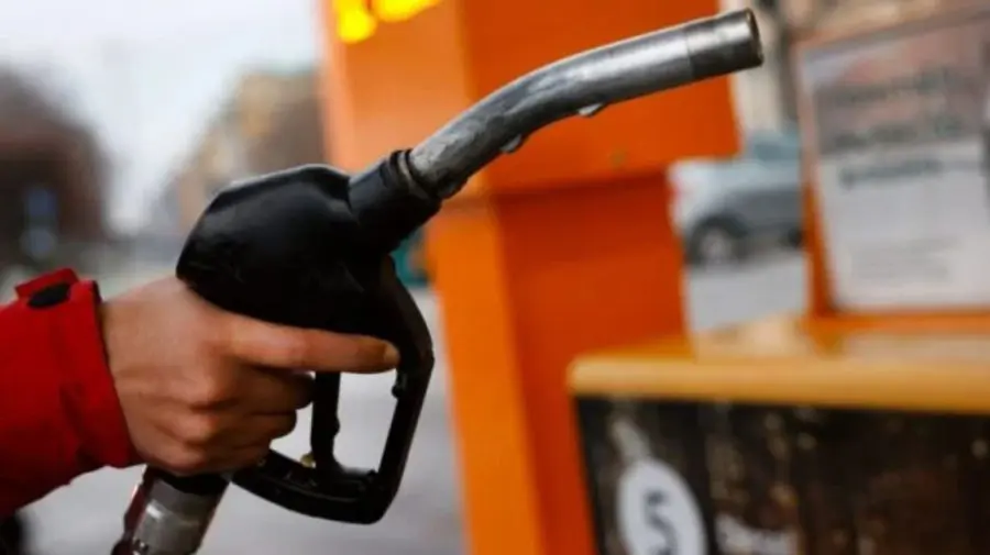 Benzina și motorina, mai ieftine pe zi ce trece! Cât costă carburanții azi